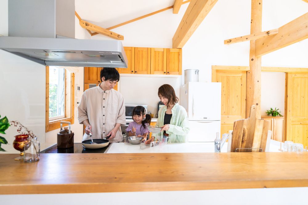 キッチンで料理を楽しむ親子のイメージ