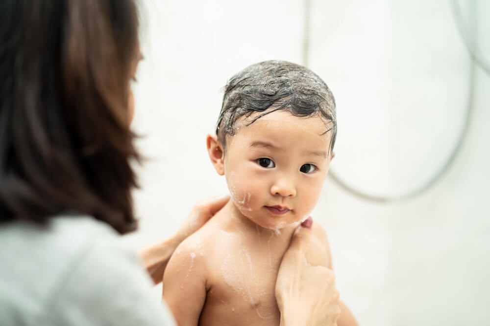 お風呂に入る子ども