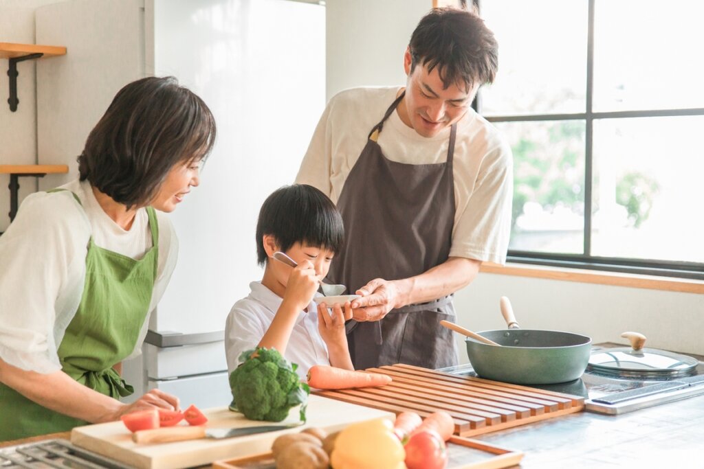 台所で料理を楽しむ家族