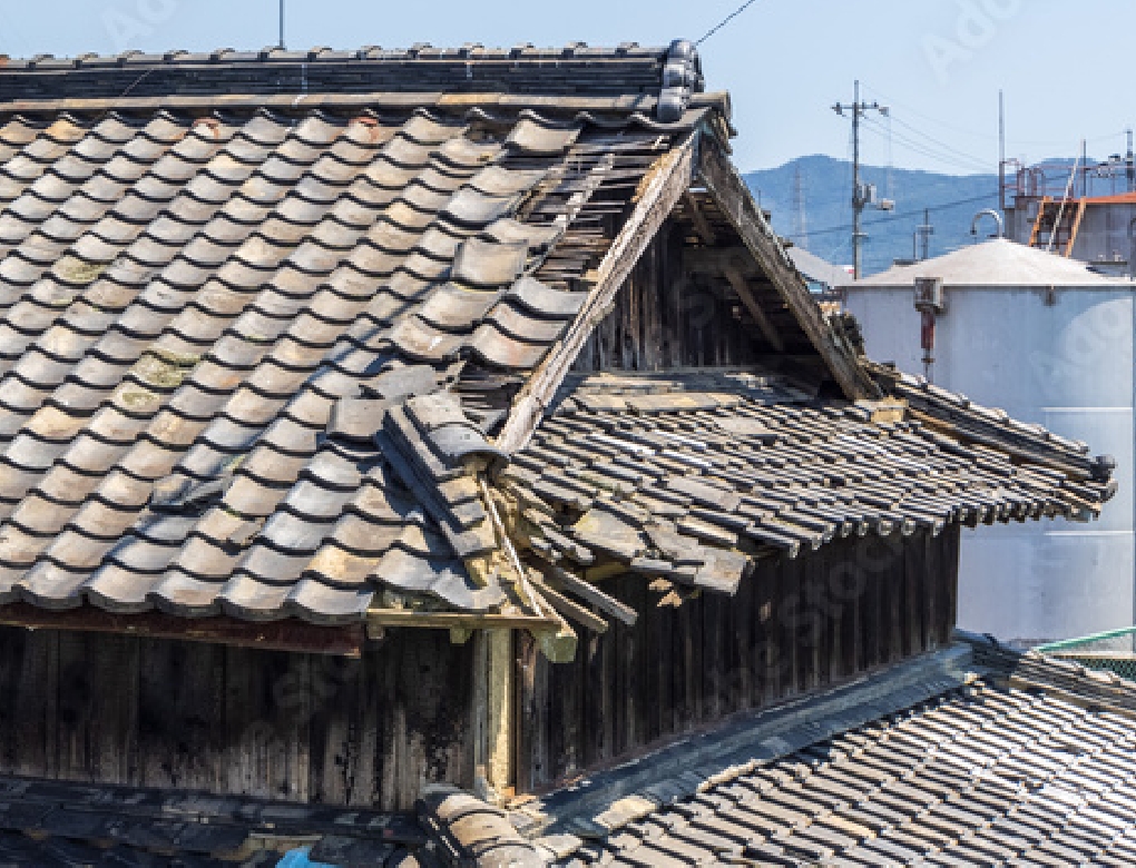 割れた屋根瓦