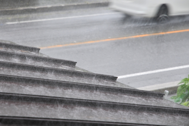 トタン屋根に雨が降り注ぐ様子