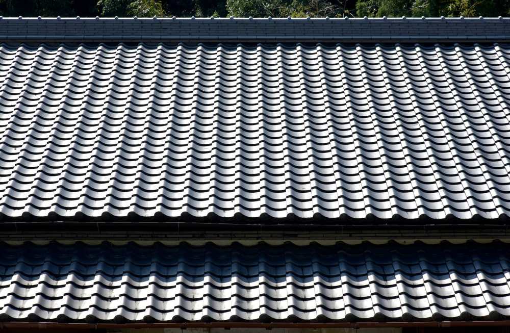 瓦屋根の住宅