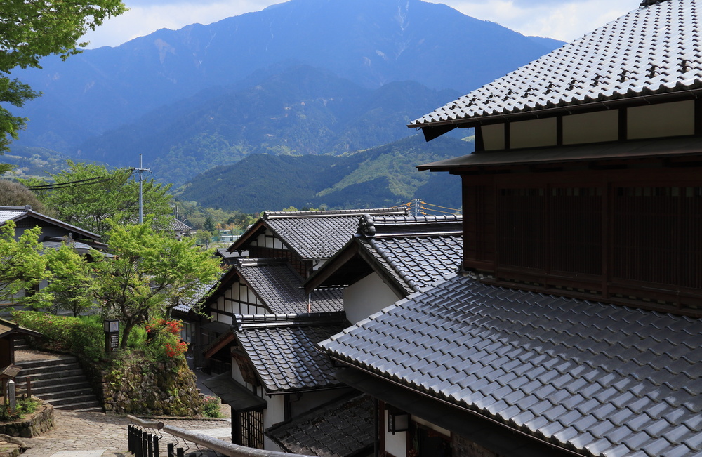 瓦屋根の住宅