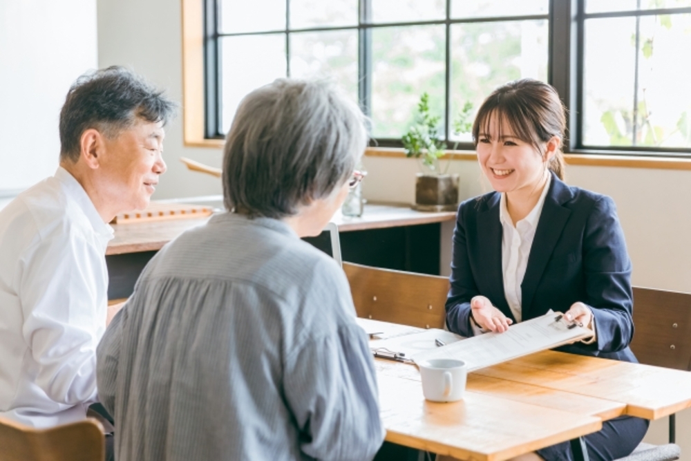 住宅の外壁材を選ぶ様子