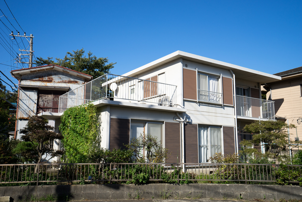 外壁のチョーキング現象が起きている住宅のイメージ画像