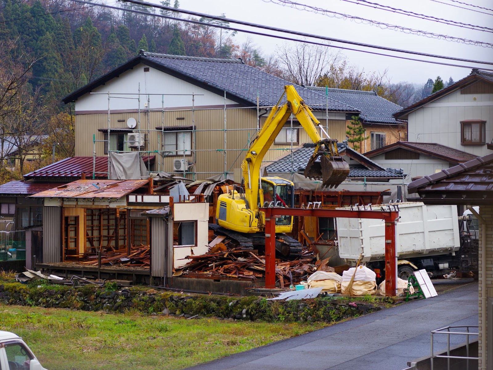 家を解体する前に知っておくべきこと：コストと手順のガイド