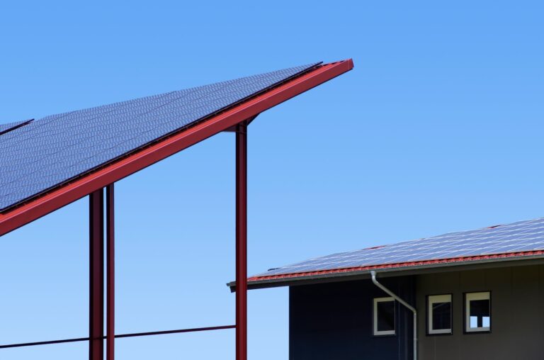 住宅に太陽光パネル搭載カーポート（ソーラーカーポート）で電気代を節約！メリットや選び方、補助金は？