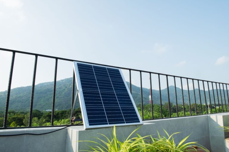 太陽光パネルはベランダにも設置できる！費用相場やメリット、設置の流れや注意点を解説