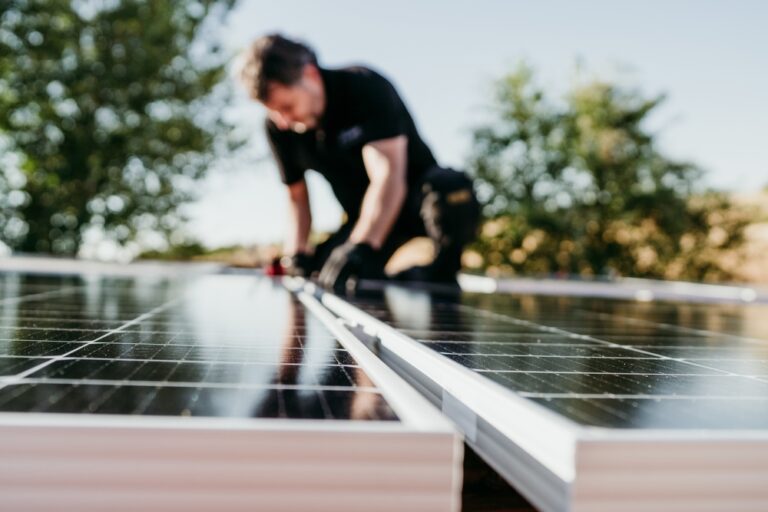 手間いらずの太陽光パネル: 株式会社ファミリー工房が提供する簡単メンテナンスとアフターフォロー