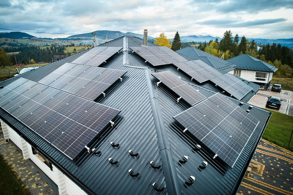安心と信頼の太陽光パネル設置: 株式会社ファミリー工房の20年の実績と総合建築サービス