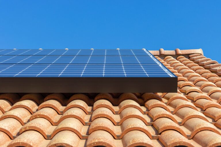一般家庭の住宅には太陽光パネルを何枚設置できる？目安や価格相場、パネルや業者の選び方を解説