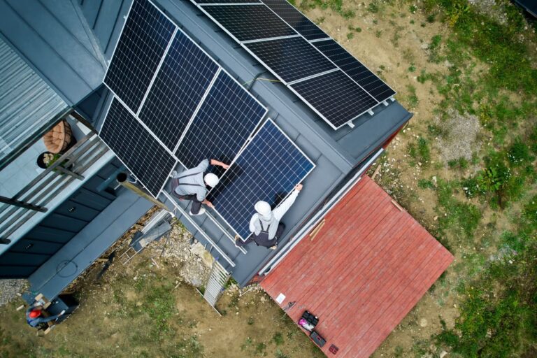太陽光発電システムの屋根設置 – 確かな技術と豊富な経験